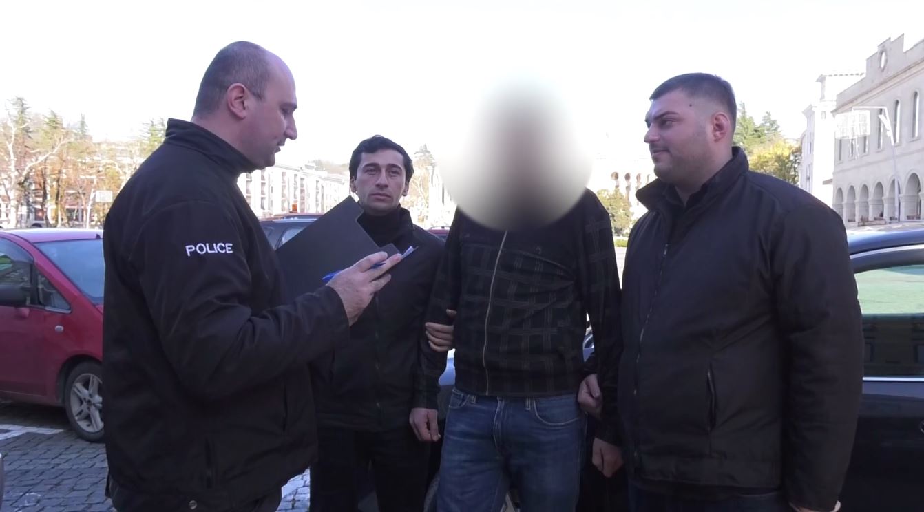 იმერეთში პოლიციამ დიდი ოდენობით ნარკოტიკული საშუალების უკანონო შეძენა-შენახვისა, რეალიზაციისა და საბრძოლო მასალის მართლსაწინააღმდეგო შეძენა-შენახვის ბრალდებით ერთი პირი დააკავა