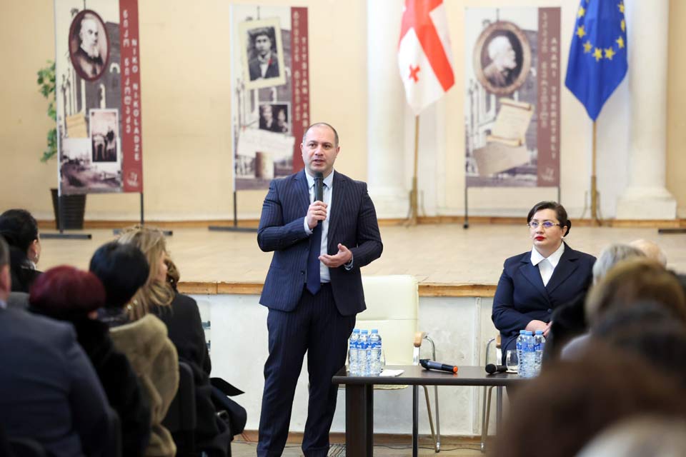 გივი მიქანაძე იმერეთისა და სამეგრელოს რეგიონების მასწავლებლებსა და სასკოლო საზოგადოებას შეხვდა