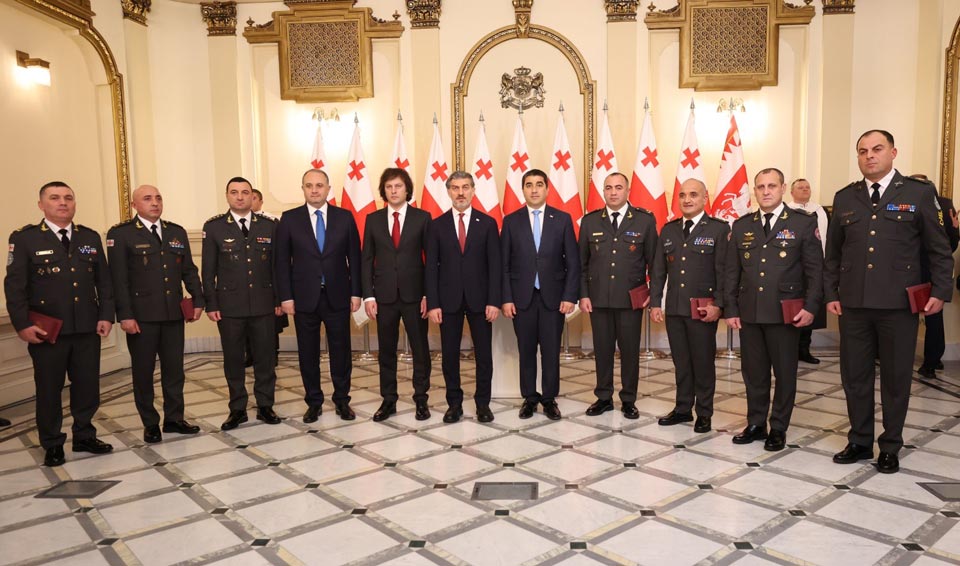 საქართველოს პრეზიდენტმა, მიხეილ ყაველაშვილმა თავდაცვის ძალების წარმომადგენლები ღირსების ორდენებითა და ღირსების მედლებით დააჯილდოვა