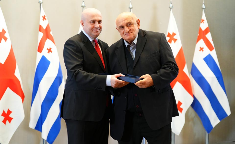 აჭარის ავტონომიურ რესპუბლიკაში ღირსეული სამსახურისთვის 14 ადამიანი დაჯილდოვდა