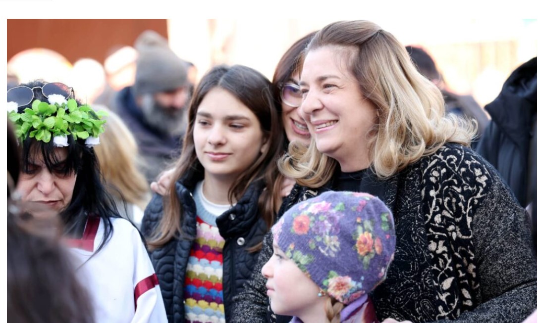 საქართველოს პირველმა ლედიმ, თამარ ბაგრატიონმა ალილოს მსვლელობის მონაწილეებს საშობაო ნობათი გადასცა და მოსახლეობას შობა-ახალი წელი მიულოცა