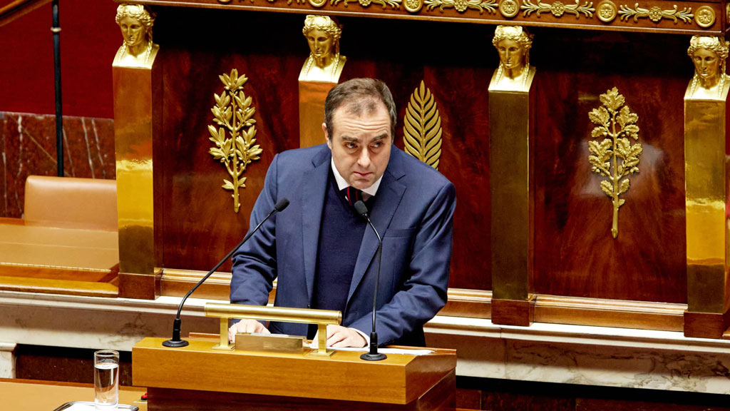 საფრანგეთის პრემიერ-მინისტრმა გამოიყენა კონსტიტუციური უფლებამოსილება, რომ 2026 წლის ბიუჯეტი პარლამენტის კენჭისყრის გარეშე მიეღო