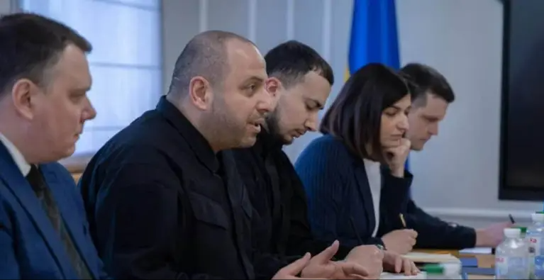 აბუ დაბიში აშშ-ის, უკრაინისა და რუსეთის წარმომადგენლებს შორის შეხვედრა მიმდინარეობს