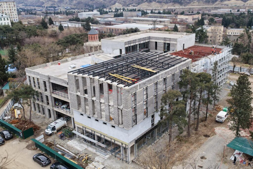 ინფრასტრუქტურის სამინისტროს ცნობით, 650 მოსწავლეზე გათვლილი თბილისის 83-ე საჯარო სკოლის მშენებლობა აქტიურად მიმდინარეობს