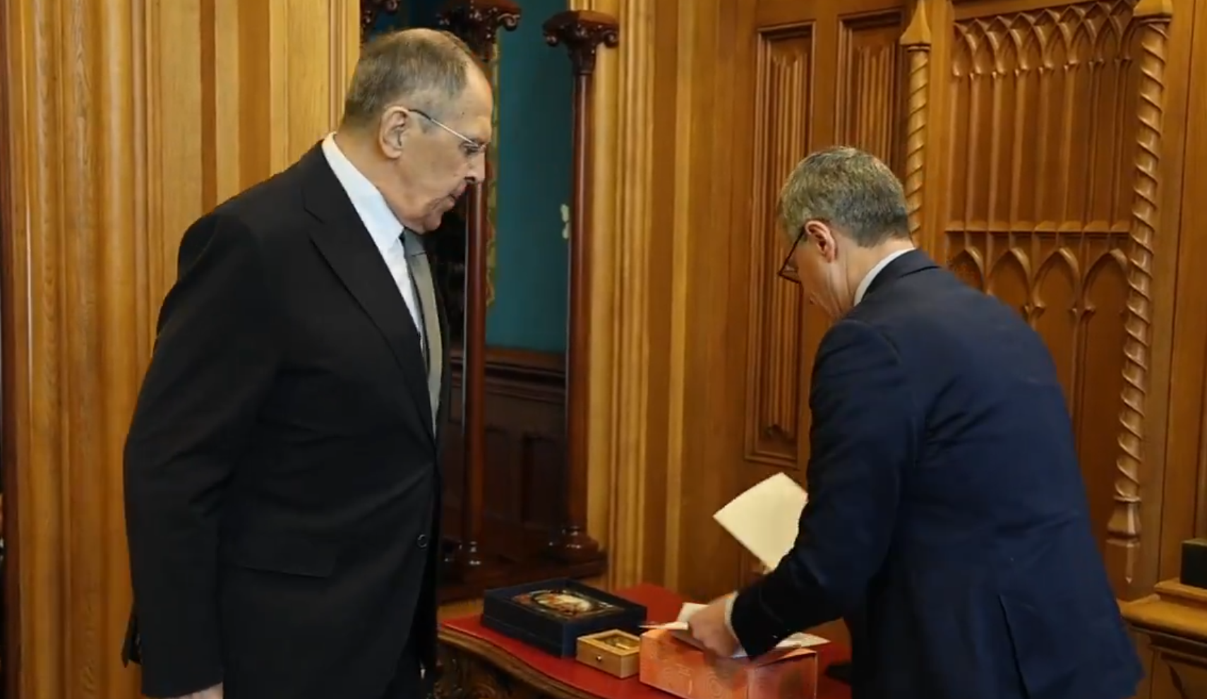 ეუთო-ს მოქმედმა თავმჯდომარემ, შვეიცარიის საგარეო საქმეთა მინისტრმა, იგნაციო კასისმა სერგეი ლავროვს შეხვედრაზე საჩუქარი გადასცა - „ეს იმისთვის, რათა გაიხსენოთ, რომ ევროპის ნაწილი ხართ“ [ვიდეო]