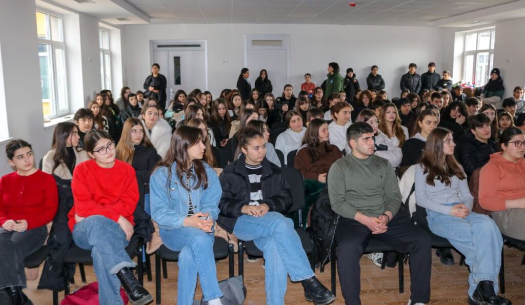 ქარელისა და გორის მუნიციპალიტეტების სკოლებში საინფორმაციო შეხვედრები ჩატარდა