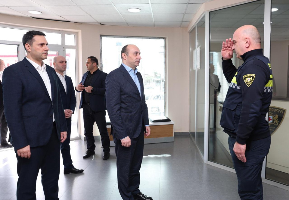 გეკა გელაძემ საპატრულო პოლიციის დეპარტამენტის სამეგრელო-ზემო სვანეთის მთავარი სამმართველოს თანამშრომლებს ახალი ხელმძღვანელი წარუდგინა