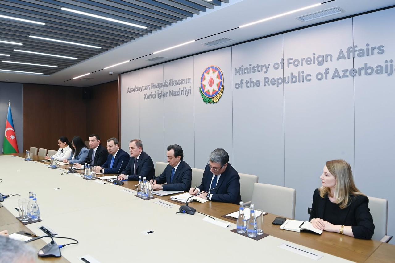 ნიკოლოზ სამხარაძე აზერბაიჯანის საგარეო საქმეთა მინისტრს, ჯეიჰუნ ბაირამოვს შეხვდა