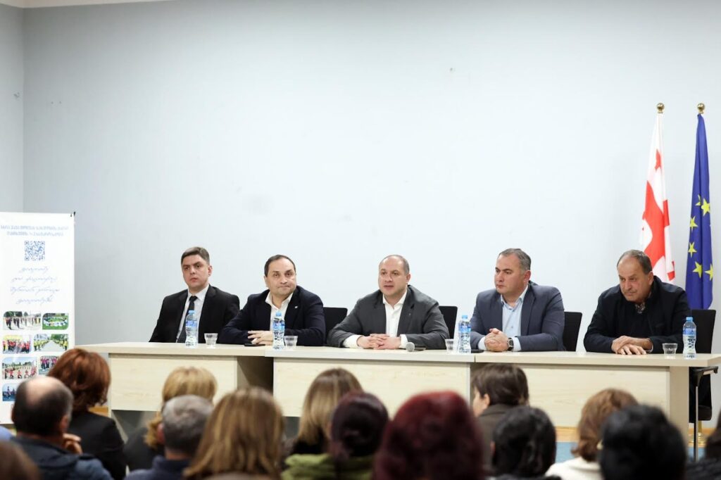 გივი მიქანაძემ ლანჩხუთში სკოლების მოსწავლეთა მშობლებთან შეხვედრა გამართა