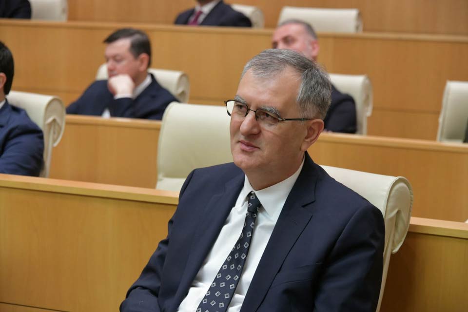 სოზარ სუბარი - სტარმერი თავის სკამზე უკვე ვეღარ ზის მყარად, სერიოზულ სკანდალებშია გახვეული და ძალიან დიდი ცინიზმია, დღეს სხვას ასანქცირებდეს