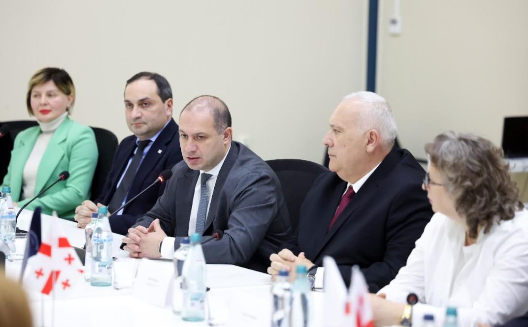 გივი მიქანაძემ შოთა მესხიას ზუგდიდის სახელმწიფო უნივერსიტეტის აკადემიურ პერსონალს რეფორმის ფარგლებში განსახორციელებელი ინიციატივები გააცნო