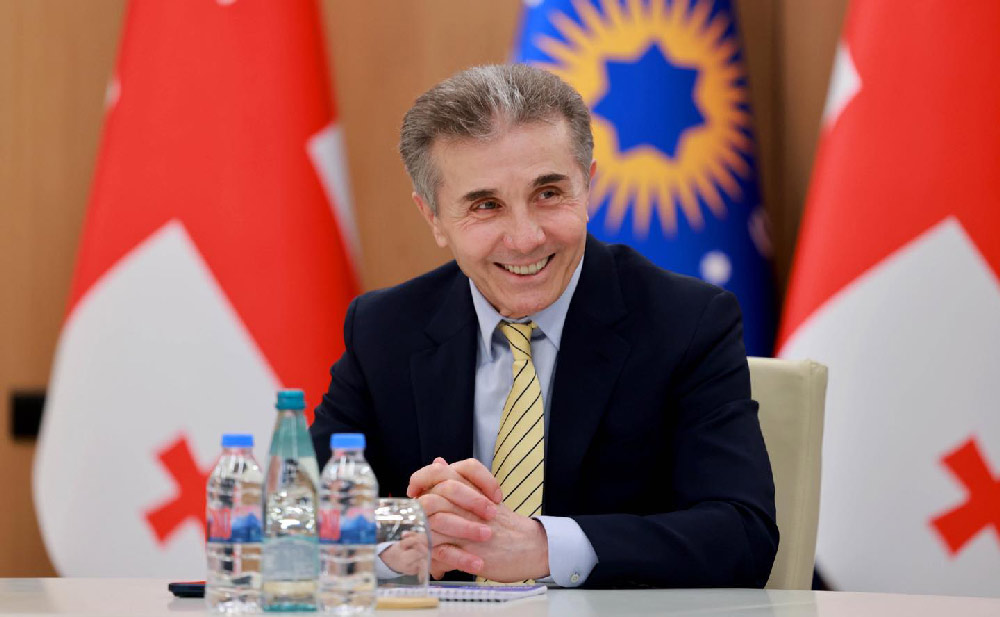 „ქართული ოცნების“ ოფისში პოლიტსაბჭოს სხდომა გაიმართა, რომელსაც პარტიის საპატიო თავმჯდომარე ბიძინა ივანიშვილიც ესწრებოდა [ვიდეო]