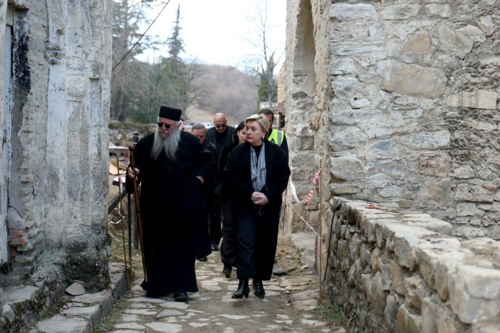 თინათინ რუხაძე იყალთოს საეკლესიო არქიტექტურული კომპლექსის ფერისცვალების გუმბათოვანი ეკლესიისა და აკადემიის შენობის სარეაბილიტაციო სამუშაოებს გაეცნო