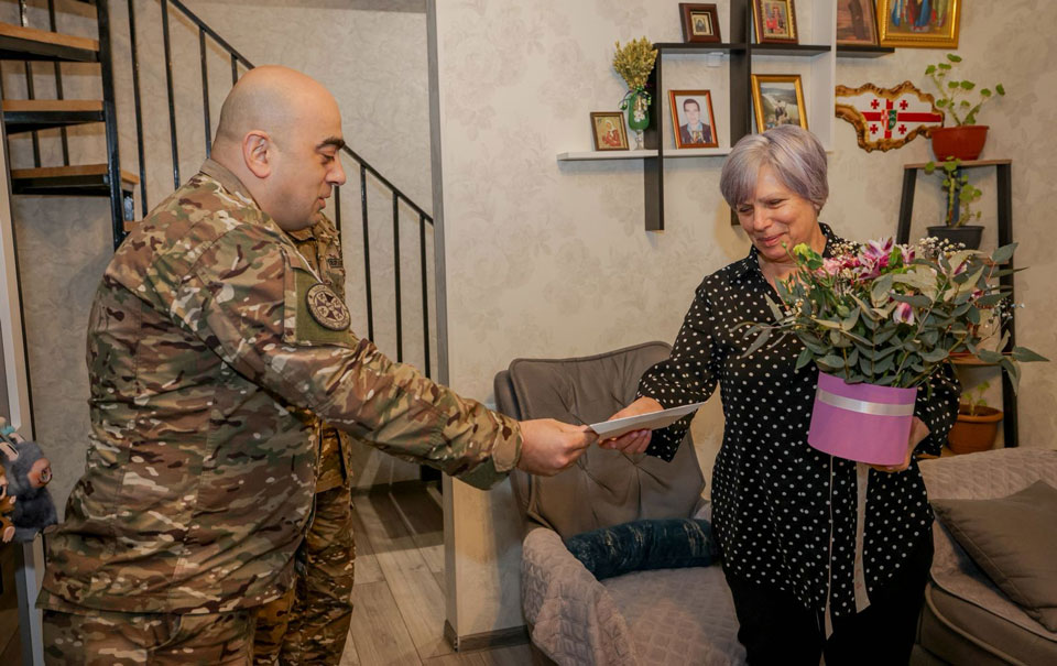საქართველოს თავდაცვის ძალების სამხედრო მოსამსახურეებმა დაღუპული სამხედროების დედებს 3 მარტი მიულოცეს