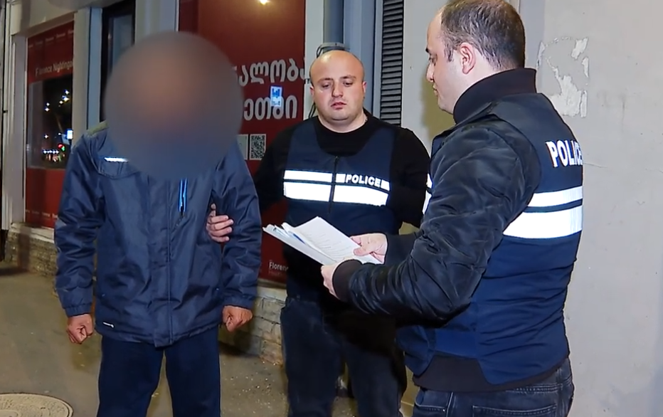 პოლიციამ თბილისში ქურდობის ბრალდებით ერთი პირი დააკავა