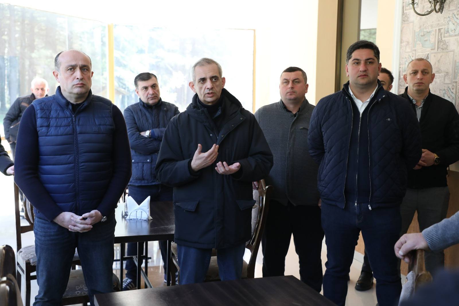 რეგიონული განვითარების მინისტრის პირველმა მოადგილემ, იმერეთში სახელმწიფო რწმუნებულმა და ტყიბულის მერმა სოფელ კურსებში მეწყრული პროცესის შედეგად დაზარალებული მოსახლეობა მოინახულეს