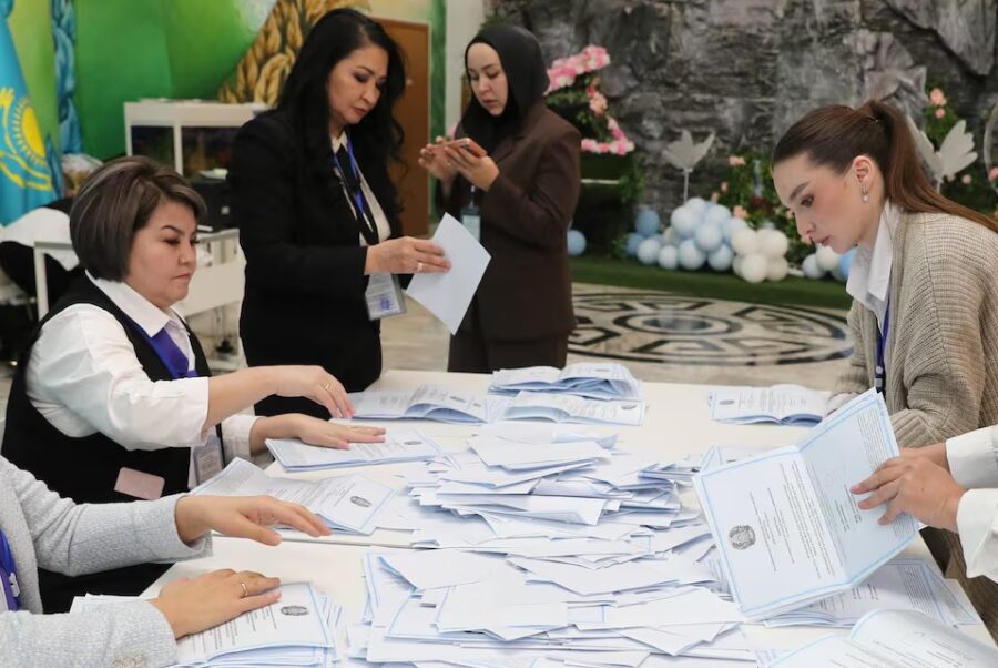 ყაზახეთში გამართულ რეფერენდუმზე, ეგზიტპოლების თანახმად, ამომრჩეველთა უმრავლესობამ ახალი კონსტიტუციის დამტკიცებას მისცა ხმა