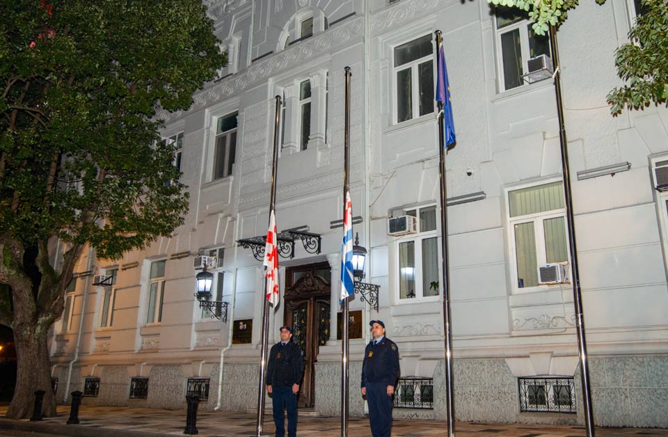 აჭარის მთავრობის ადმინისტრაციის შენობაზე სახელმწიფო დროშა დაეშვა