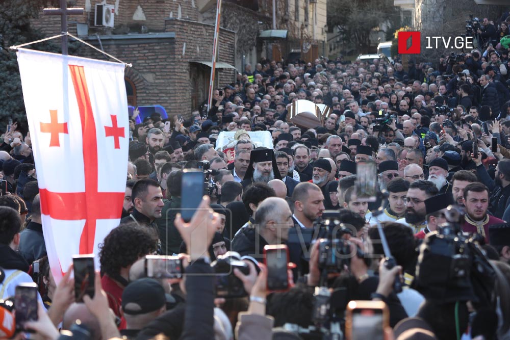 სამების საკათედრო ტაძრისკენ სამგლოვიარო მსვლელობა დაიწყო [ფოტო, ვიდეო]