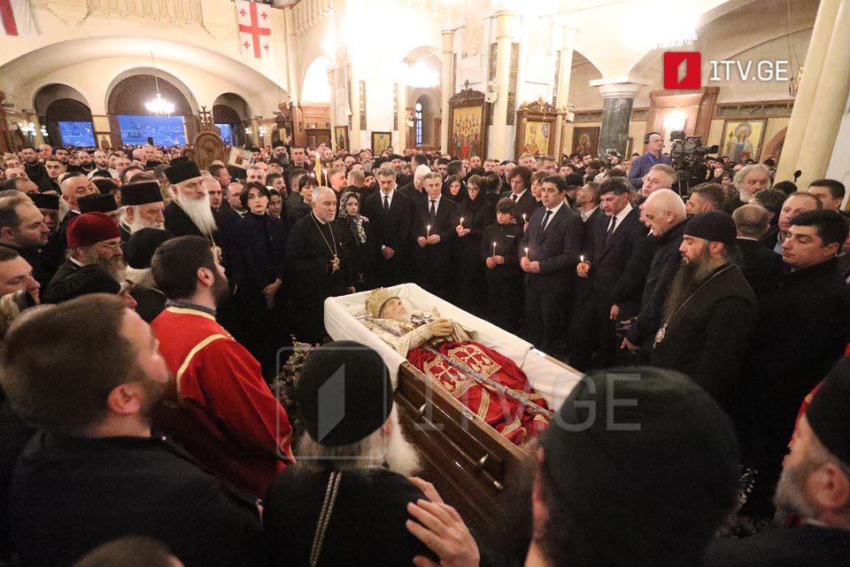 სამების საკათედრო ტაძარში ილია მეორის სულის მოსახსენიებელი პანაშვიდი მიმდინარეობს
