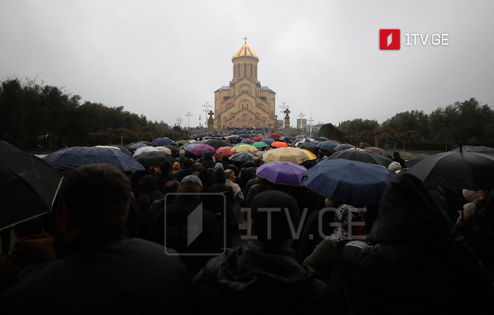 სამების საკათედრო ტაძარში ილია მეორის სამოქალაქო პანაშვიდი გრძელდება [ფოტო, ვიდეო]