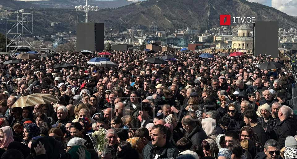 სამების საკათედრო ტაძარში კათოლიკოს-პატრიარქ ილია მეორის სამოქალაქო პანაშვიდი გრძელდება