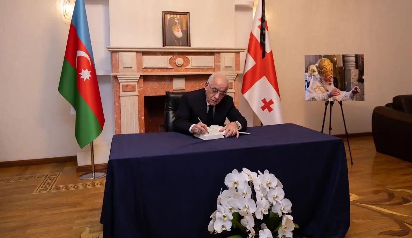 აზერბაიჯანის პრემიერ-მინისტრმა საქართველოს საელჩოში გახსნილ სამძიმრის წიგნში ჩანაწერი დატოვა