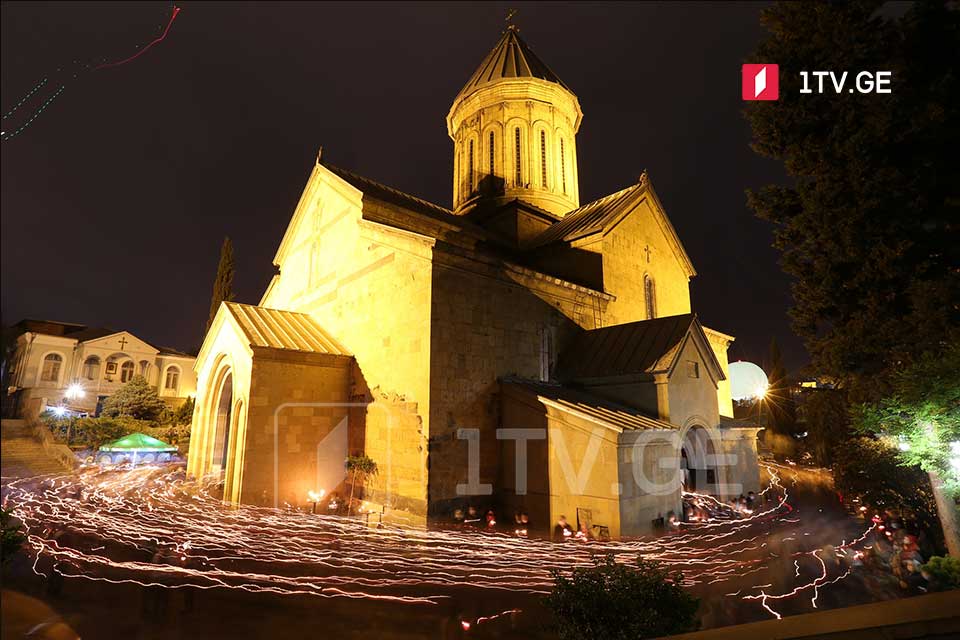 კათოლიკოს-პატრიარქის სიონის ტაძარში დასვენებიდან დაკრძალვამდე საქართველოს ყველა მოქმედ ტაძარში სამგლოვიარო ზარები დაირეკება