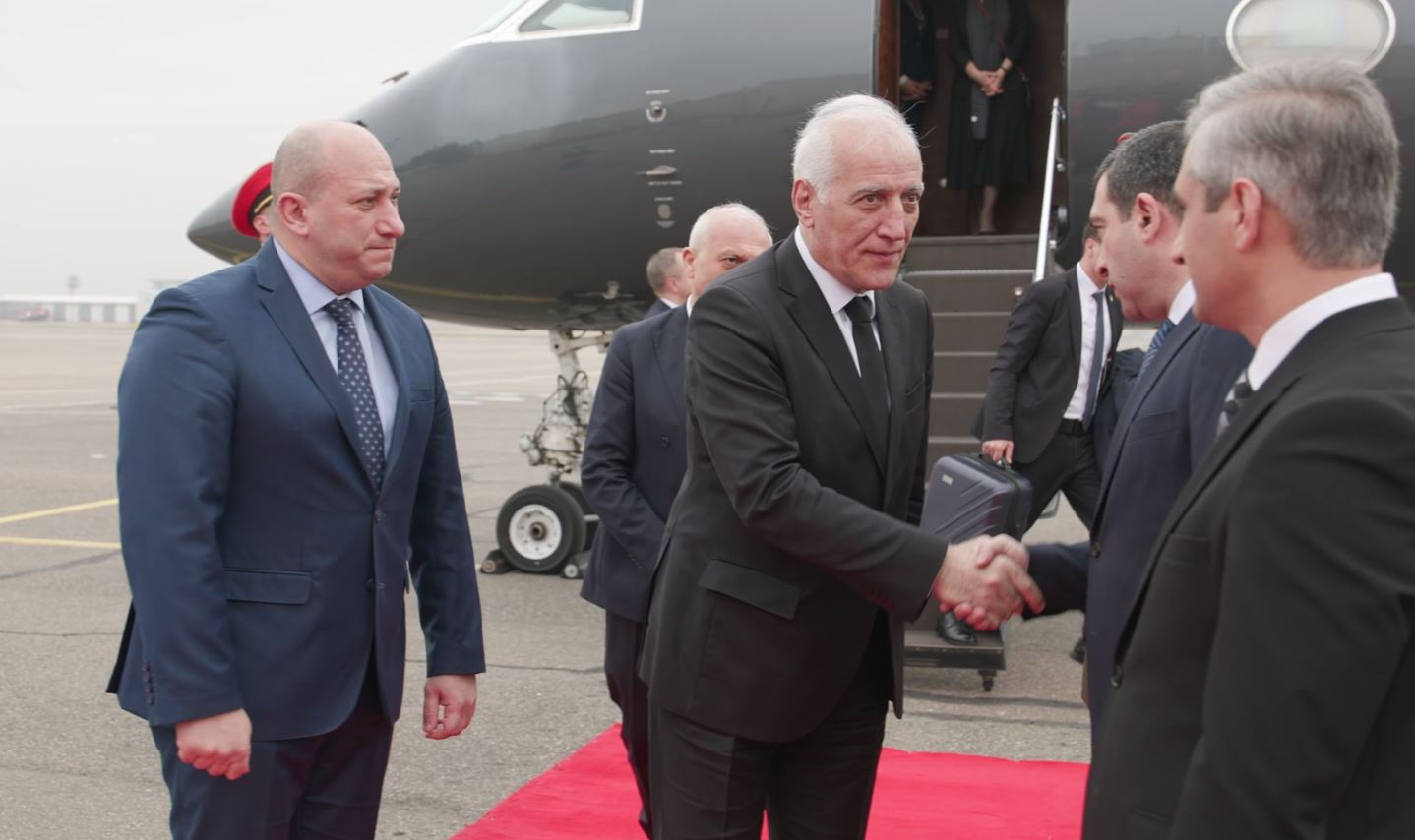 ილია მეორის დაკრძალვაზე დასასწრებად თბილისში სომხეთის პრეზიდენტი ვაჰაგნ ხაჩატურიანი ჩამოვიდა