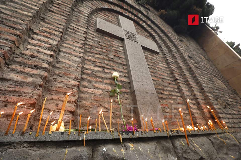 მოქალაქეები სიონის ტაძარში დილიდან მიდიან  [ფოტო, ვიდეო]