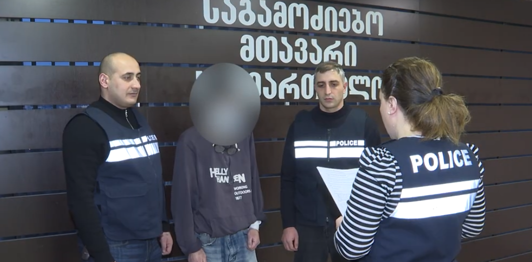 პოლიციამ ოჯახის ორი წევრის მიმართ დამამძიმებელ გარემოებაში ჩადენილი განზრახ მკვლელობის ბრალდებით ერთი პირი დააკავეს