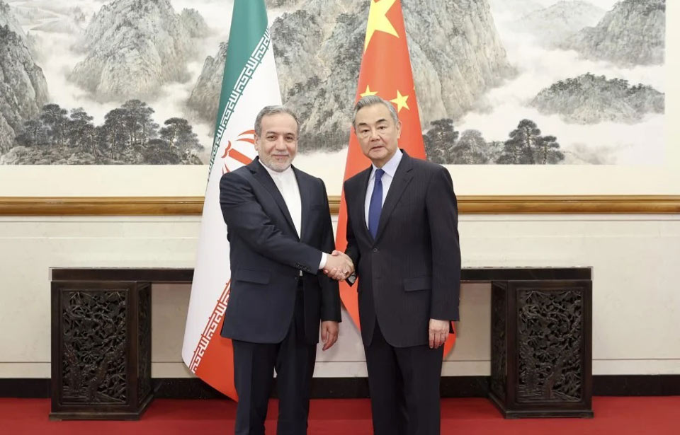 ჩინეთის საგარეო საქმეთა მინისტრმა ირანელ კოლეგას ​სატელეფონო საუბრისას მოუწოდა, რაც შეიძლება მალე დაიწყოს სამშვიდობო მოლაპარაკებები