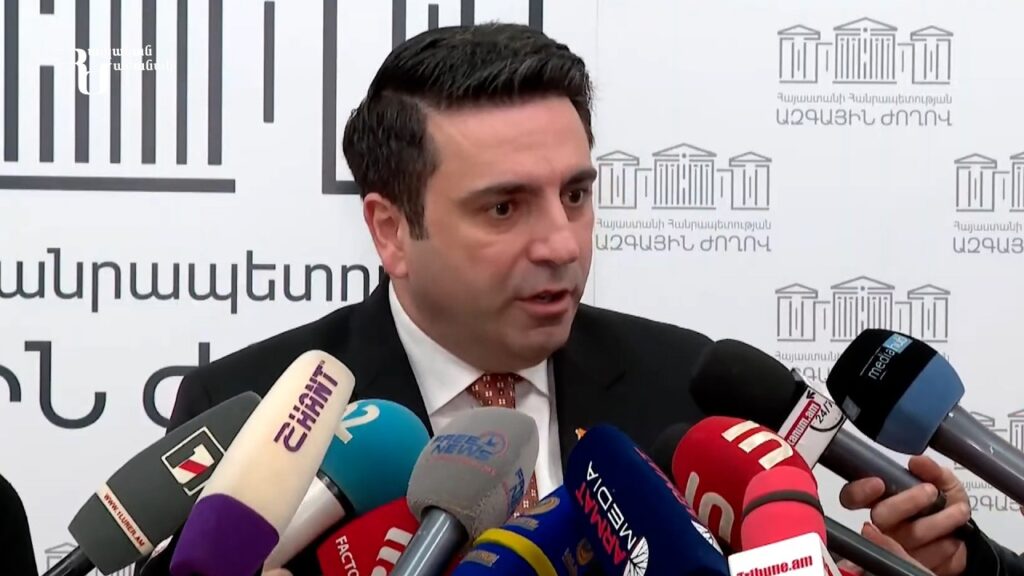 სომხური მედიის ცნობით, სომხეთის პარლამენტის სპიკერმა, ალენ სიმონიანმა ოპოზიციურ პარტიებს „ომის პარტიები“ უწოდა