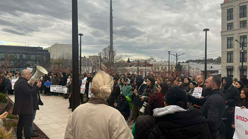 დიუშენის კუნთოვანი დისტროფიით დაავადებული ბავშვების მშობლებმა მთავრობის ადმინისტრაციასთან აქცია გამართეს