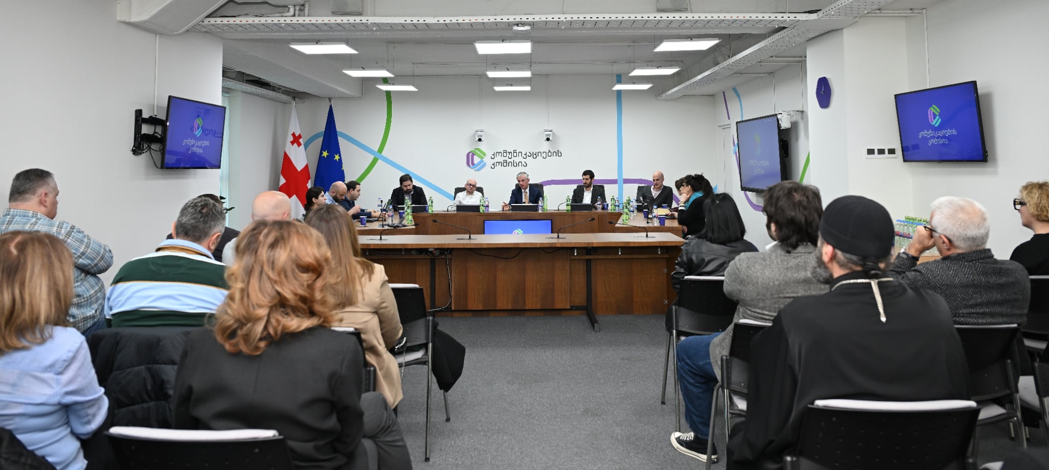 კომუნიკაციების კომისიის თავმჯდომარე გოგა გულორდავა რადიომაუწყებლების წარმომადგენლებს შეხვდა