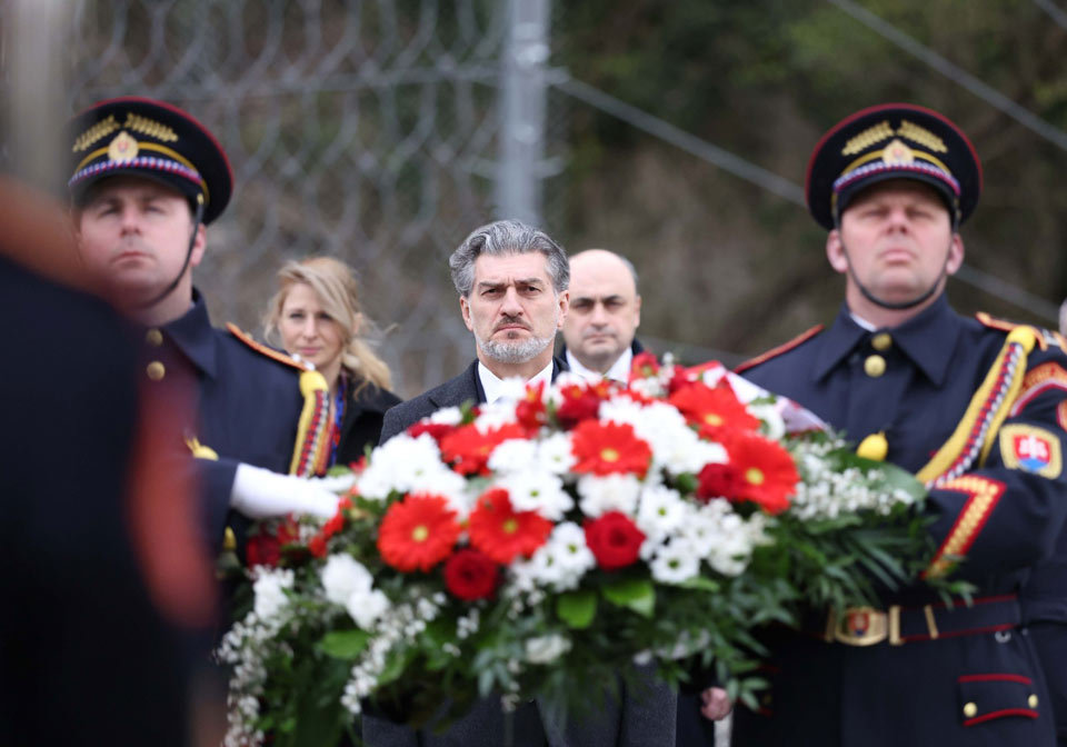 საქართველოსა და სლოვაკეთის პრეზიდენტებმა „თავისუფლების კარიბჭის“ მემორიალი გვირგვინით შეამკეს