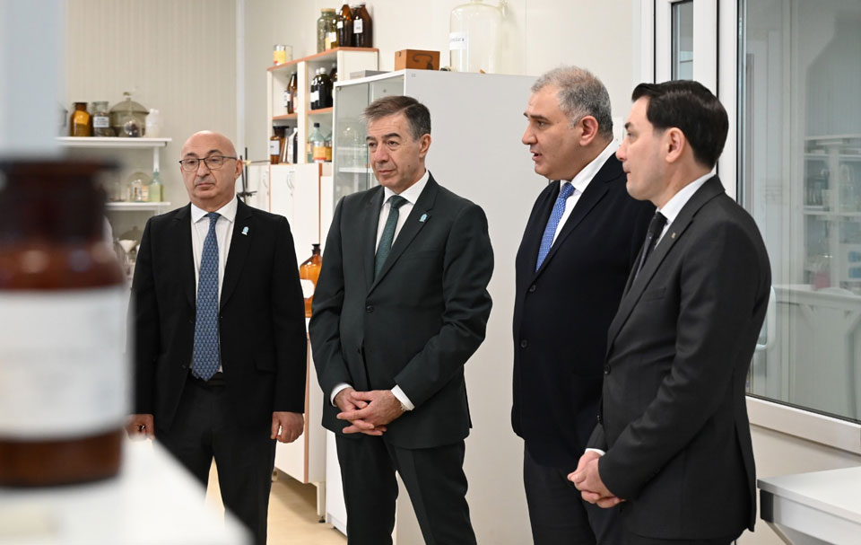 მიხეილ სარჯველაძე, თურქმენეთის ელჩთან ერთად, ფარმაკოქიმიის ინსტიტუტში იმყოფებოდა