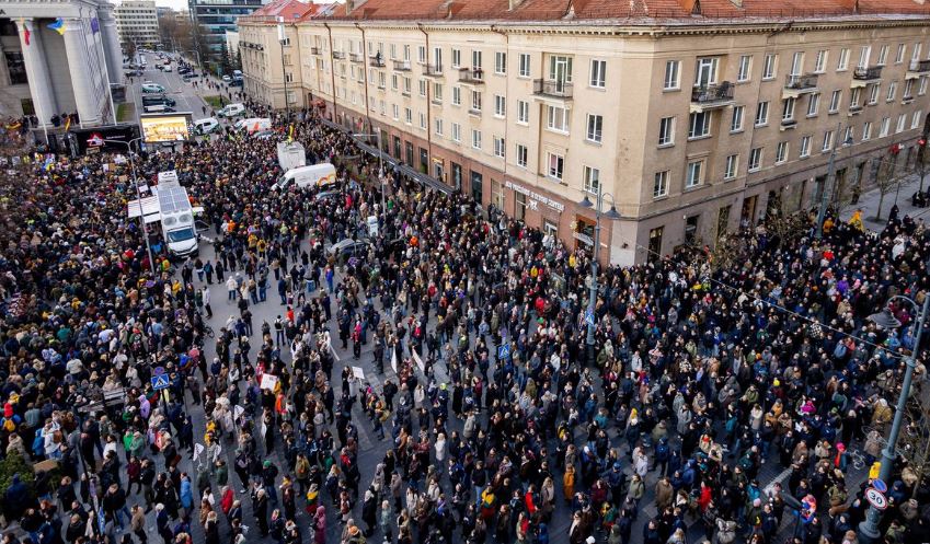 ვილნიუსში ათასობით ადამიანმა ლიეტუვის საზოგადოებრივი მაუწყებელის შესახებ კანონში ცვლილებები გააპროტესტა