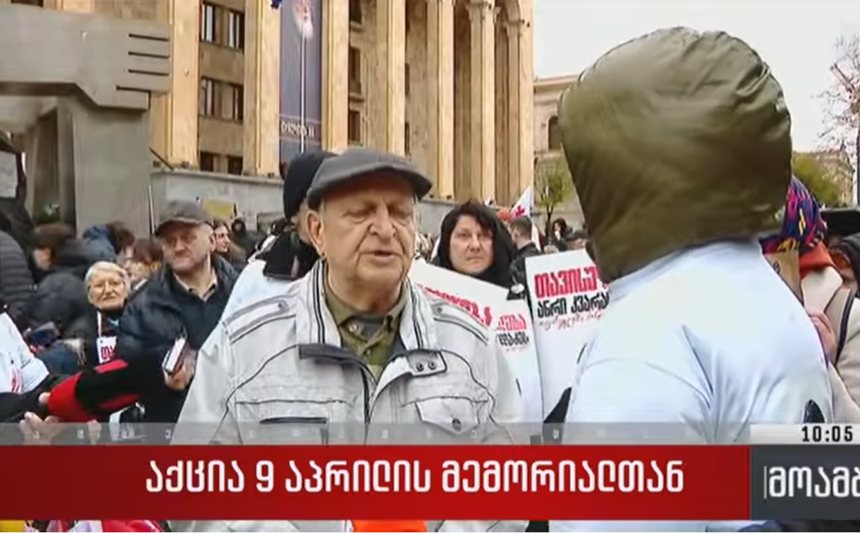 9 აპრილის მემორიალთან შეკრებილი აქციის მონაწილეები მოქალაქეებს რამდენიმე მედიასთან ინტერვიუს ჩაწერის საშუალებას არ აძლევენ