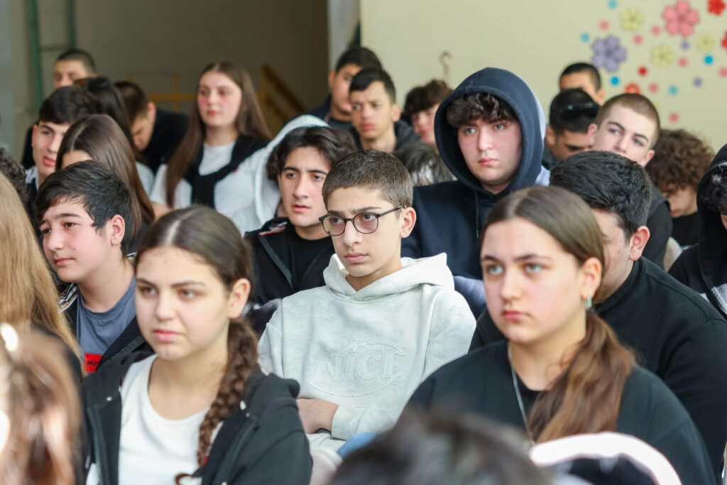 გარემოსდაცვითი ინფორმაციისა და განათლების ცენტრმა პლასტმასის ზემოქმედებისა და მისი შემცირების საკითხებზე თბილისის 215-ე საჯარო სკოლის მოსწავლეებთან საინფორმაციო-შემეცნებითი შეხვედრა გამართა