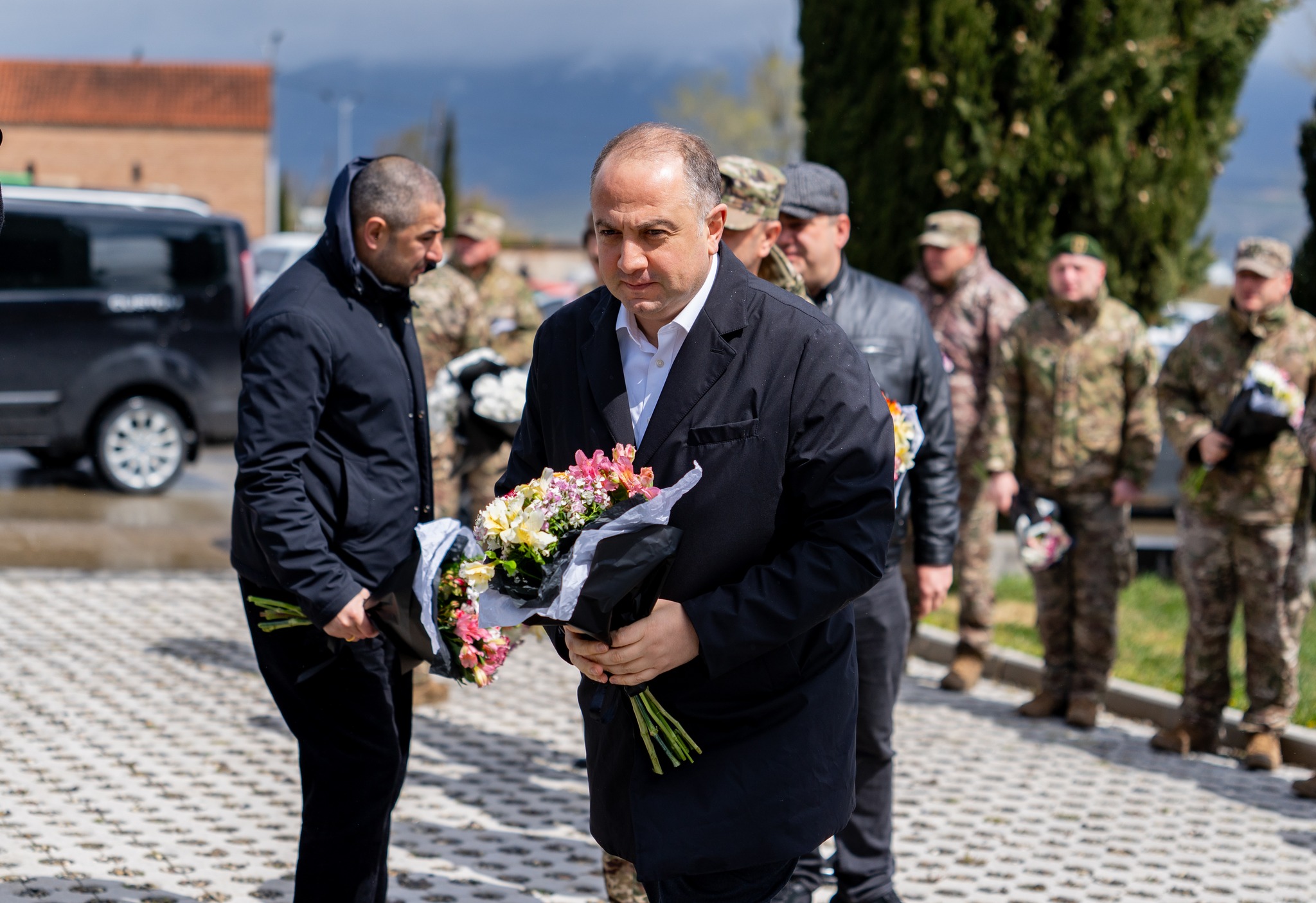 ირაკლი ჩიქოვანმა მუხათგვერდის ძმათა სასაფლაოზე ომში დაღუპული სამხედროების ხსოვნას პატივი მიაგო