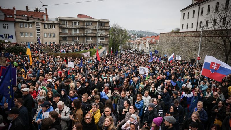 სლოვაკეთში გააპროტესტეს რობერტ ფიცოს ინიციატივა, რომლის მიხედვითაც, უცხოეთში მყოფი მოქალაქეები ფოსტის საშუალებით ხმის მიცემას ვერ შეძლებენ