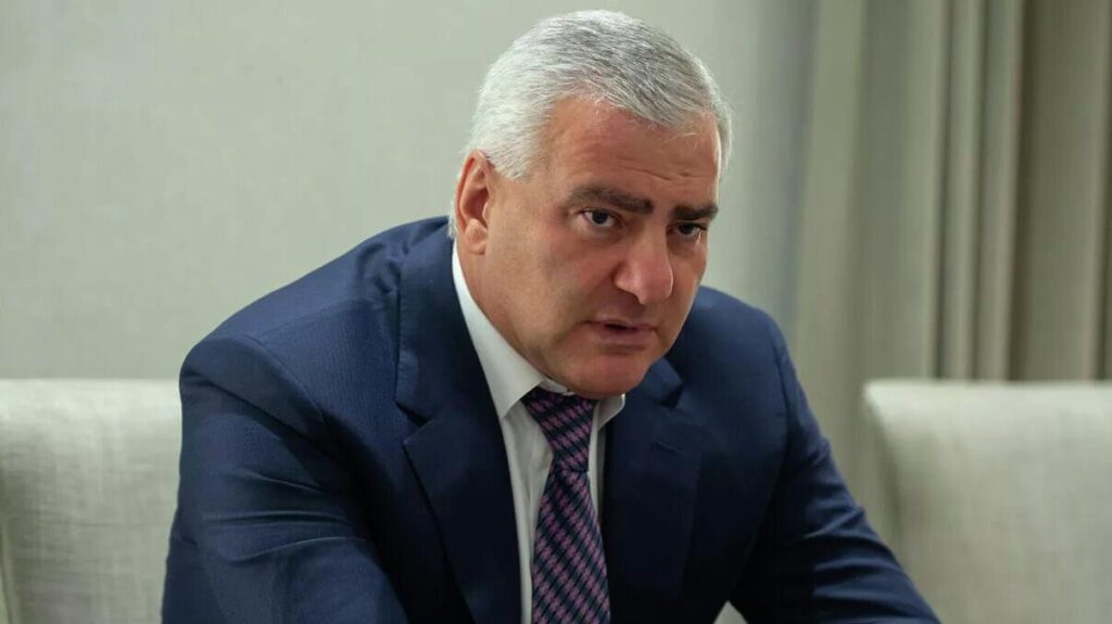 პარტია „ძლიერი სომხეთის“ ლიდერი სამველ კარაპეტიანი აცხადებს, რომ სომხეთის გარდა, ყველა ქვეყნის მოქალაქეობაზე უარს ამბობს