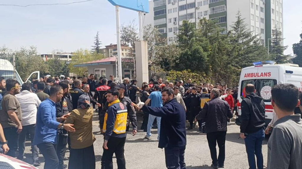 თურქეთში, ქაჰრამანმარაშის რეგიონის სკოლაში შეიარაღებულ თავდასხმას მსხვერპლი მოჰყვა