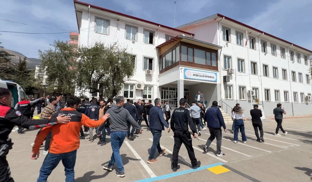 თურქეთში, ქაჰრამანმარაშის რეგიონის სკოლაში შეიარაღებულ თავდასხმას ცხრა ადამიანი ემსხვერპლა, 13 კი დაშავდა