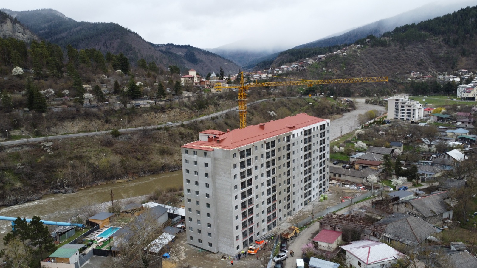 დევნილი ოჯახებისთვის ბორჯომში საცხოვრებელი კორპუსი შენდება