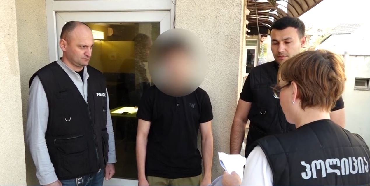 ქვემო ქართლში პოლიციამ ძალადობისა და ჯანმრთელობის განზრახ ნაკლებად მძიმე დაზიანების ბრალდებით ერთი პირი დააკავა
