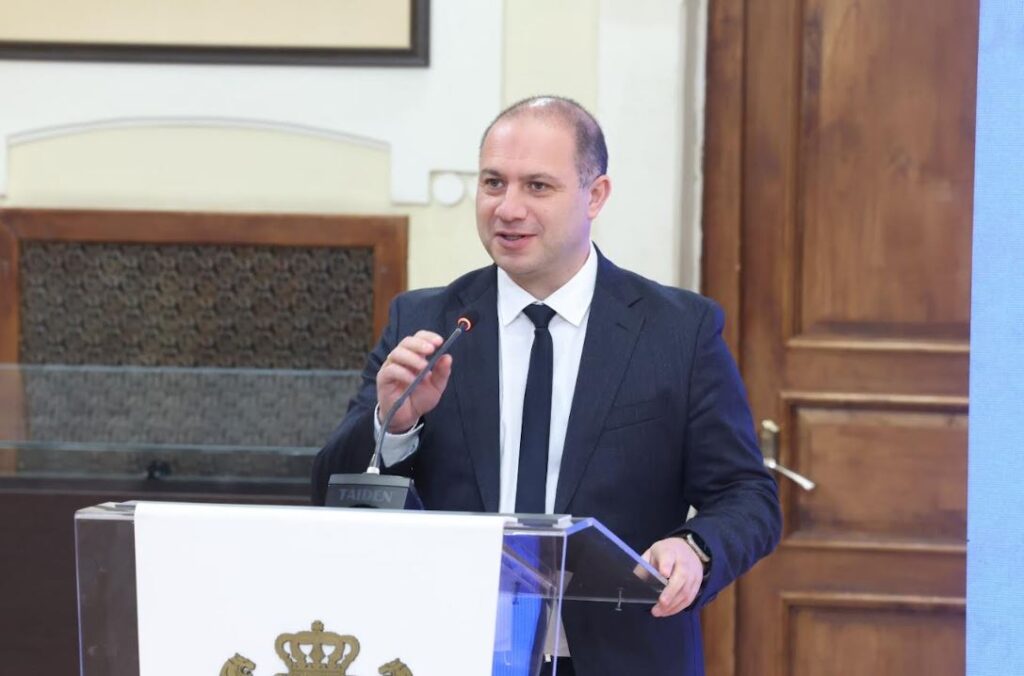 გივი მიქანაძემ ქართული ენის სასკოლო კონკურსში გამარჯვებული მოსწავლეები და დიასპორის პროგრამაში ჩართული პედაგოგები დააჯილდოვა