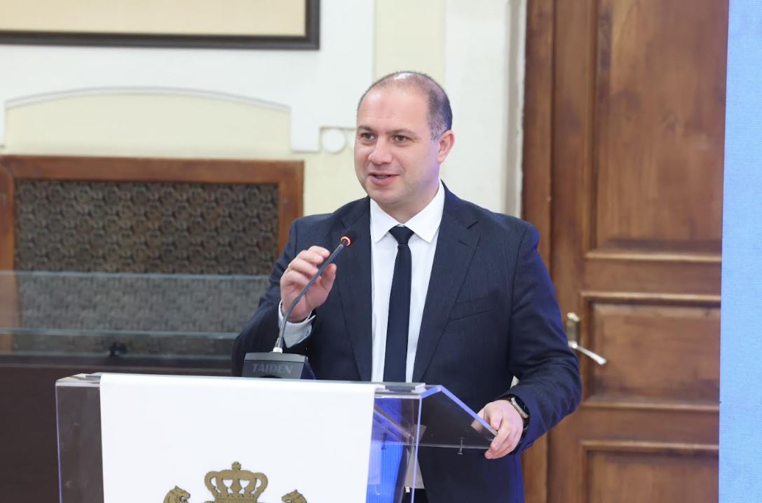 გივი მიქანაძემ ქართული ენის სასკოლო კონკურსში გამარჯვებული მოსწავლეები და დიასპორის პროგრამაში ჩართული პედაგოგები დააჯილდოვა