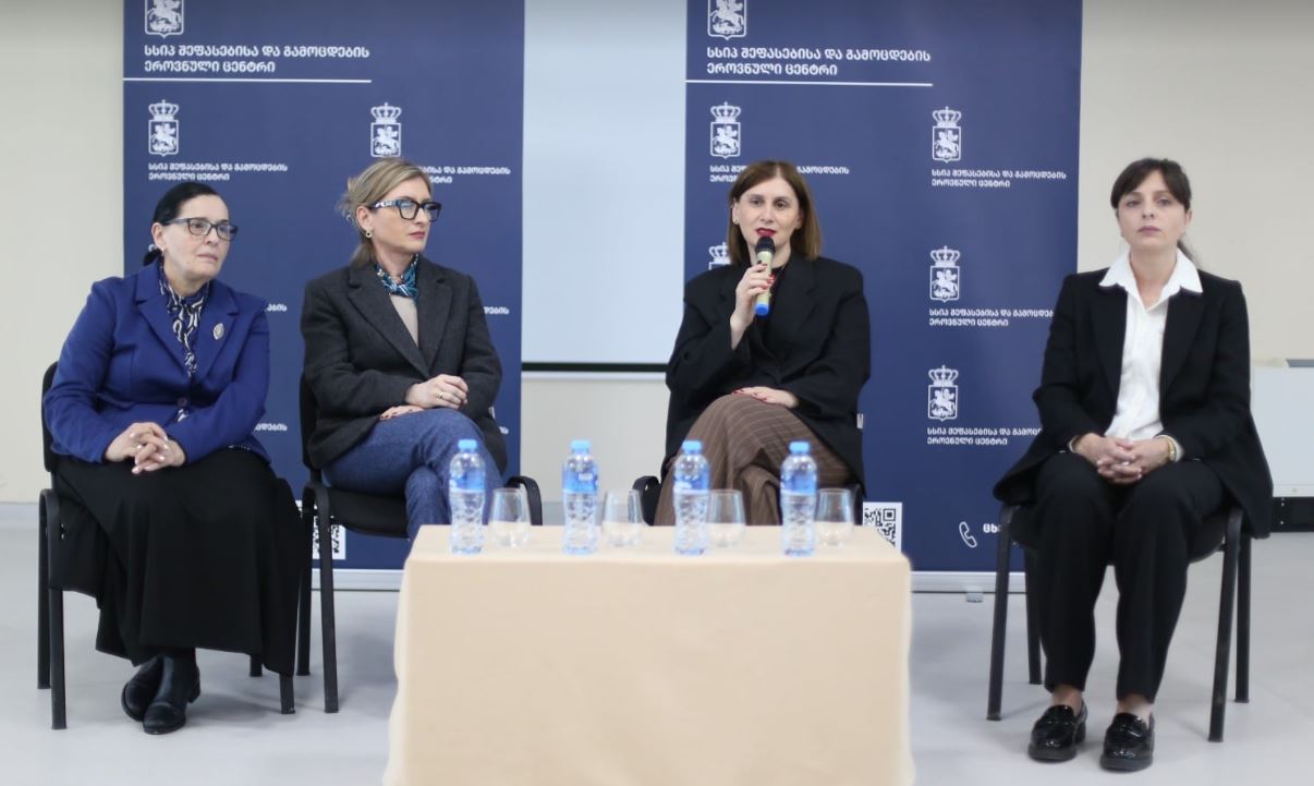გამოცდების ეროვნული ცენტრი - 2026 წლის ერთიან ეროვნულ და სამაგისტრო გამოცდებთან დაკავშირებით საინფორმაციო შეხვედრები აქტიურად გრძელდება